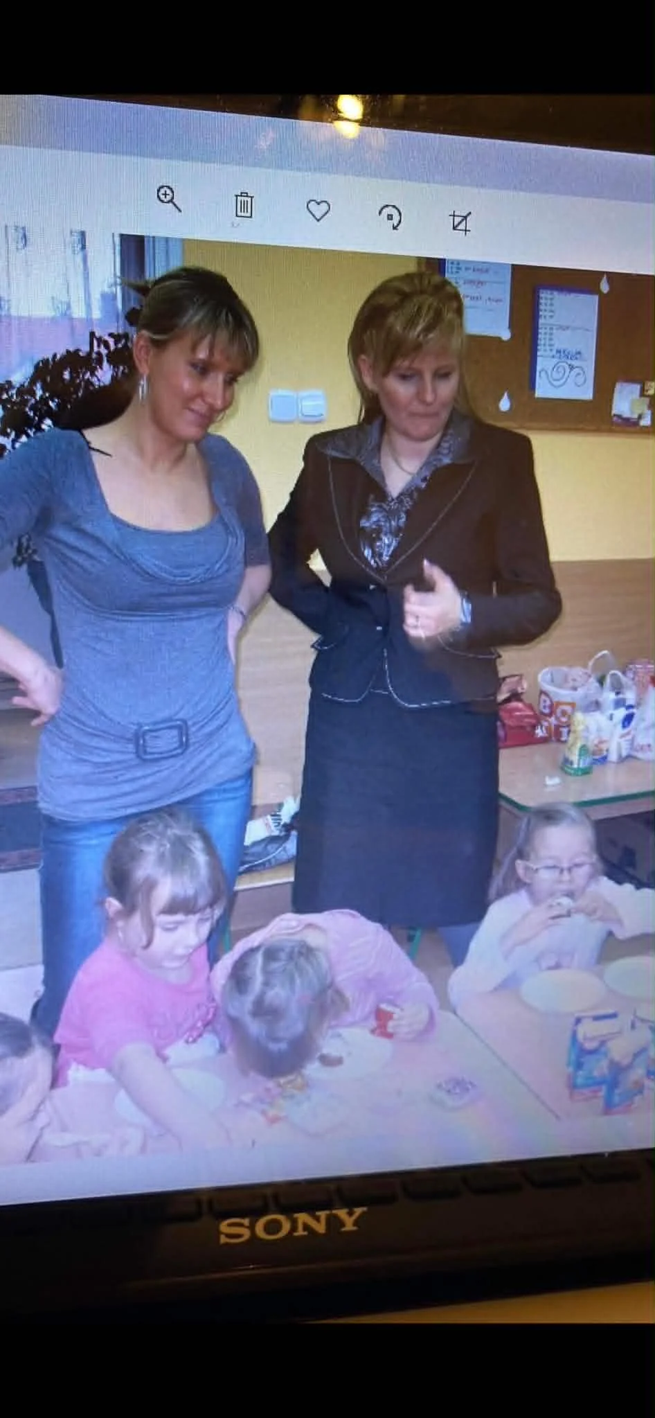 Mała ja wsadzam głowę w ciasto, mama patrzy